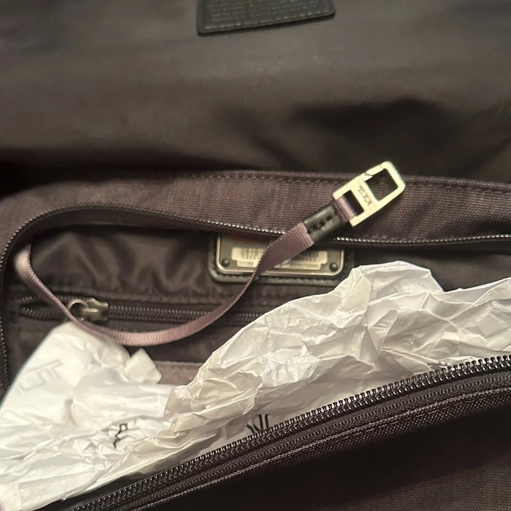 TUMI Black leather Gray EXPANDABLE Alpha Messenger Bag new without tags 💼 🆕 ✈️ 💻